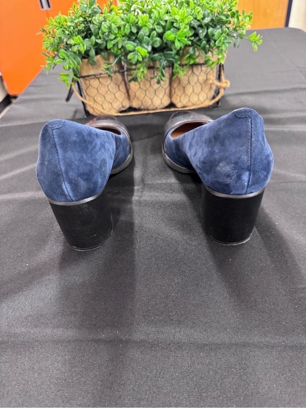 Clarks Navy Blue Suede Block Heel Pumps – Preowned - Picture 4 of 10